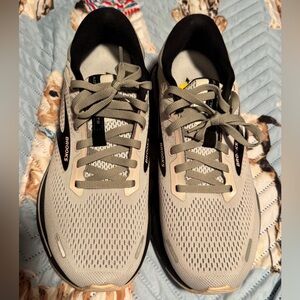 Brooks Light Gray Athletic Shoes
